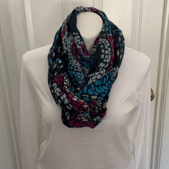 Multicolored infinity scarf - Picture 1 of 3